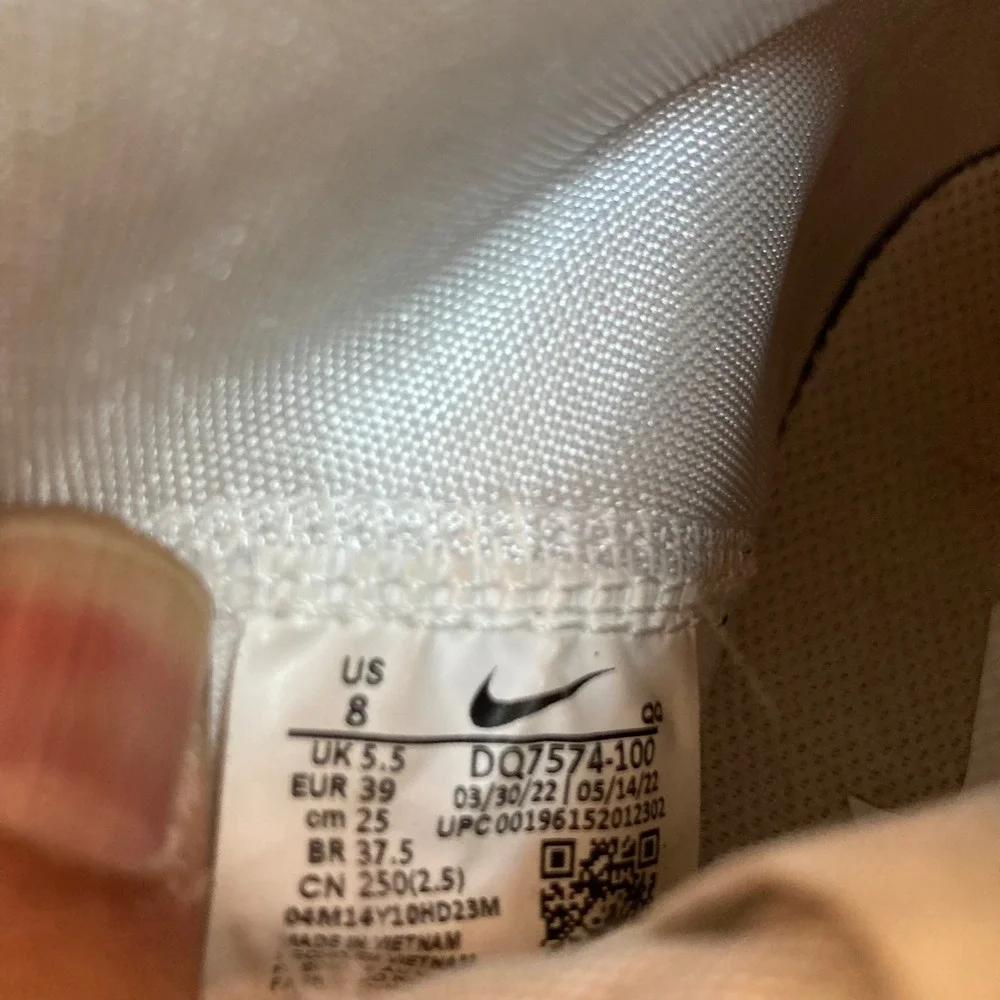 Nike Blazer Mid 77 Womens 8 White Metallic Silver High Top Shoes DQ7574-100